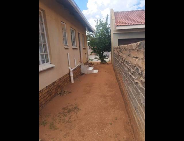 2 BEDROOM HOUSE FOR SALE IN TLHABANE WEST
